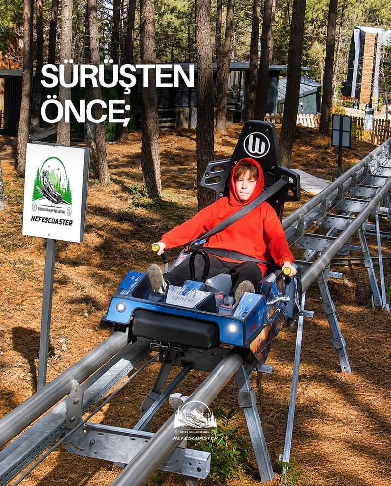 Nefes Coaster'da sürüşe başlamadan önce kızakta oturan misafir